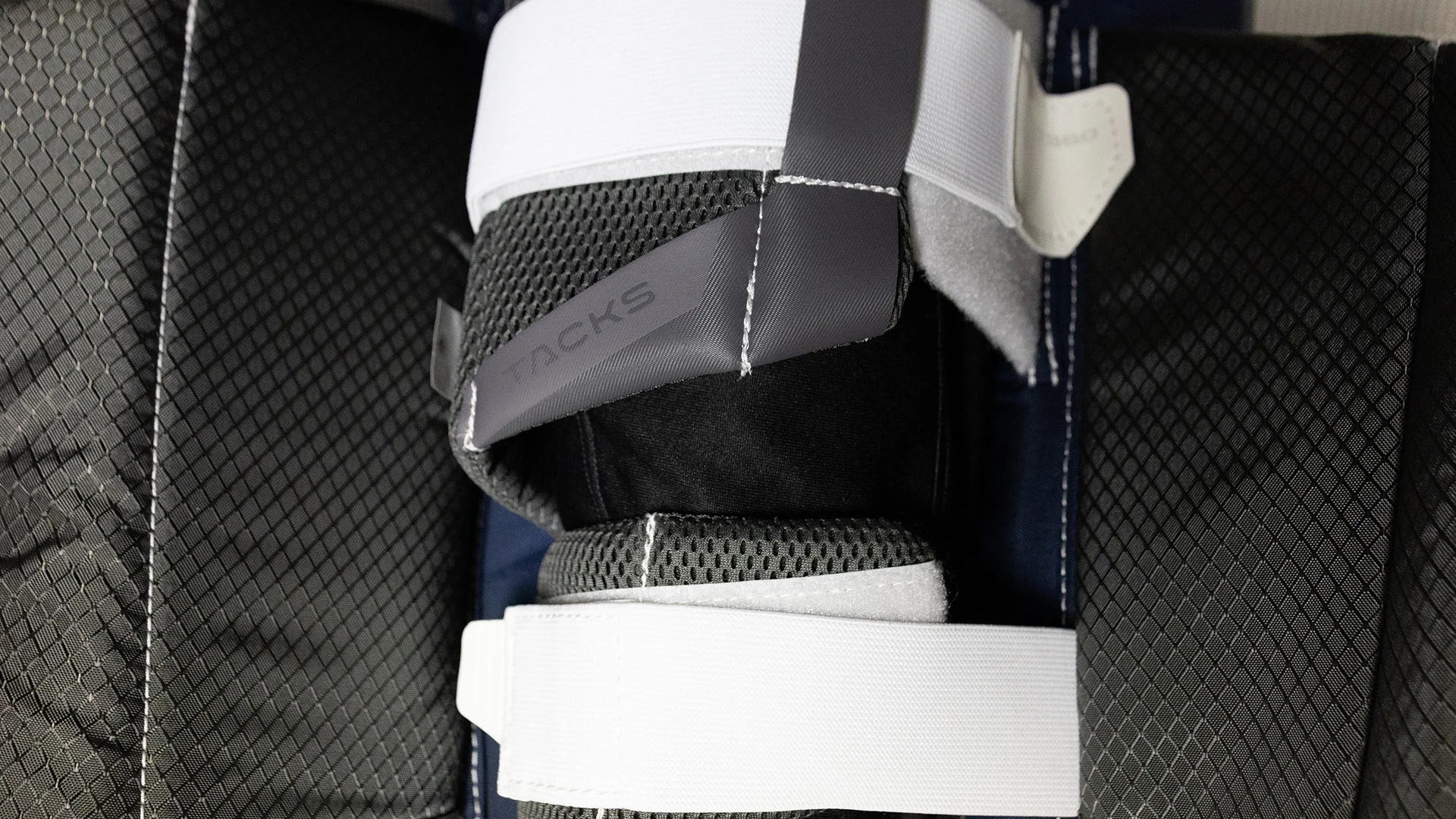 CCM Tacks ADAPT-FIT STRAP ON LEG